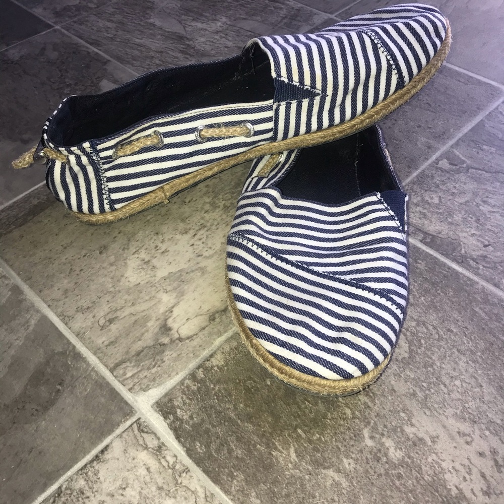 ✨Nautica Blue & White Flats ✨